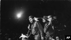 Fidel Castro phát biểu trước đám đông người ủng hộ tại một căn cứ quân sự cũ của chính quyền Batista.