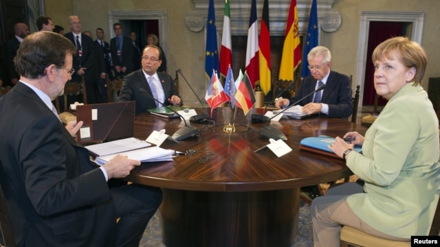 Từ trái: Thủ tướng Tây Ban Nha Mariano Rajoy, Tổng thống Pháp Francois Hollande, Thủ tướng Italia Mario Monti, Thủ tướng Ðức Angela Merkel trong cuộc họp tại Rome, ngày 22/6/2012 