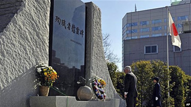 U.S. Defense Secretary Robert Gates  after laying a wreath at a memorial during a ceremony at the Defense Ministry in Tokyo, 13 Jan 2011