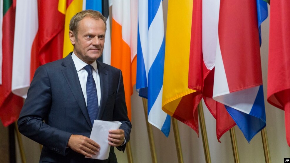 Chủ tịch Hội đồng châu Âu Donald Tusk chuẩn bị cho cuộc gặp giới truyền thông tại tòa nhà của Hội đồng châu Âu ở Brussels, ngày 24 tháng 6 năm 2016.