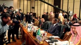 'Yan jarida na daukar hotunan mahallarta taron shugabannin kasashen Musulmi a birnin al-qahira a kasar Masar. Fabrairu 6, 2013.