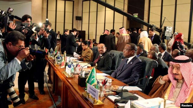 'Yan jarida na daukar hotunan mahallarta taron shugabannin kasashen Musulmi a birnin al-qahira a kasar Masar. Fabrairu 6, 2013.