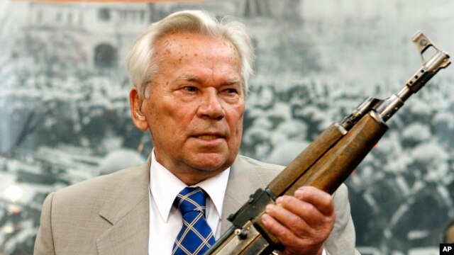 Ông Mikhail Kalashnikov, nhà thiết kế ra khẩu súng trường nổi tiếng AK-47.