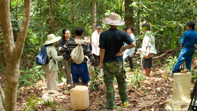 Bà Carina Hoàng đã giúp nhiều gia đình người Việt tị nạn tìm lại được mộ của những người thân yêu trên đảo Kuku của Indonesia