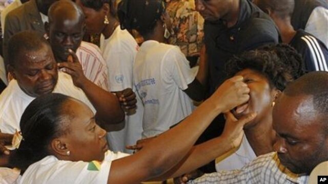 A aid worker left, vaccinates a woman, right, during a polio immunization campaign in Brazzaville, Republic of Congo (File Photo)