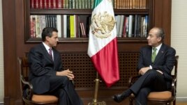 El presidente electo Enrique Peña Nieto, izquierda, se reune con el presidente de México Felipe Calderón en la residencia de Los Pinos.