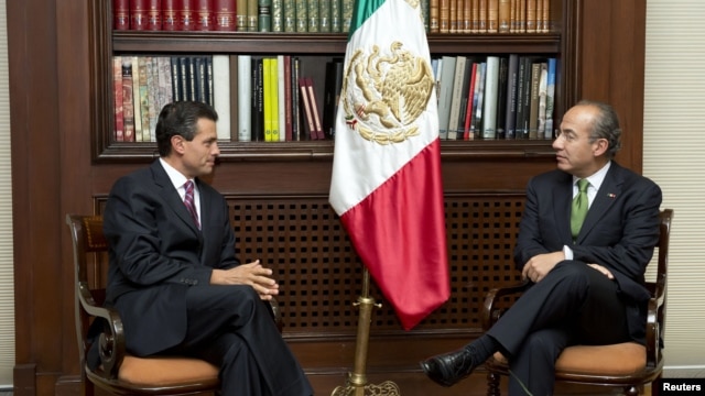 El presidente electo Enrique Peña Nieto, izquierda, se reune con el presidente de México Felipe Calderón en la residencia de Los Pinos.