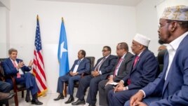 U.S. Secretary of State John Kerry (L) meets with President Hassan Sheikh Mohamud, second from left, Prime Minister Omar Abdirashid Ali Sharmarke, fourth from right, and regional Somali leaders at the airport in Mogadishu, Somalia, May 5, 2015.