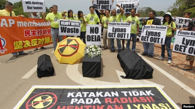 Activists demonstrate against Lynas Corporation to raise questions over the potential environmental hazards arising from radioactive waste, in Gebeng, east of Kuala Lumpur, Malaysia, April 19, 2012.