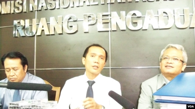Anggota Komnas HAM saat mengumumkan hasil penelitian yang menegaskan keterlibatan militer dalam pembunuhan sekitar 500.000 anggota PKI pada 1960an dan 1970an. (Foto: Dok)
