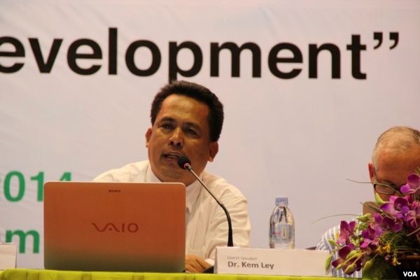រូបឯកសារ៖ លោក​បណ្ឌិត​ កែម​ ឡី​ អ្នក​វិភាគ​សង្គមឯករាជ្យ​ និង​ជា​វា​គ្មិន​ក្នុង​វេទិកា​សាធារណៈនេះ ​កំពុង​ពិភាក្សា​លើ​ប្រ​ធាន​បទអំពី​ បញ្ហា​ប្រឈម​នានា​ក្នុង​ការ​អភិវឌ្ឍ​នៅ​ក្នុង​ប្រទេស​កម្ពុជា និង​ប្រទេស​ក្នុង​អនុ​តំបន់ទន្លេ​មេគង្គ។ (រូបថត៖ នូវ ពៅលក្ខិណា/VOA)​