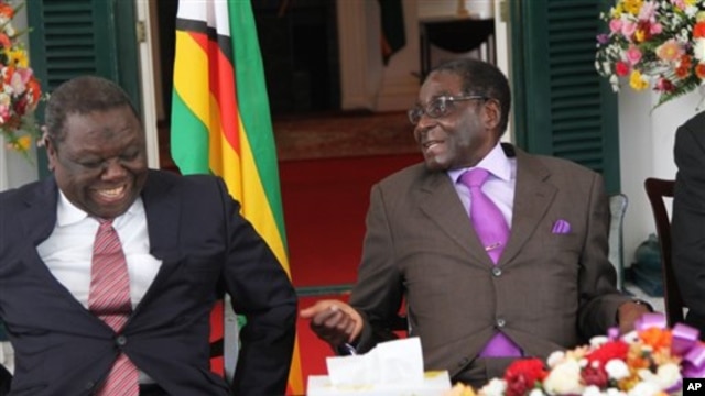 Presiden Zimbabwe Robert Mugabe (kanan) dan Perdana Menteri Morgan Tsvangirai (Foto: dok). Menurut AS, Zimbabwe telah memperbaiki nasib warganya dalam empat tahun terakhir. AS memperkirakan akan dapat mencabut sanksi ekonomi terhadap pemimpin-pemimpin negara itu apabila kemajuan itu terus dijalankan. (Foto: dok).