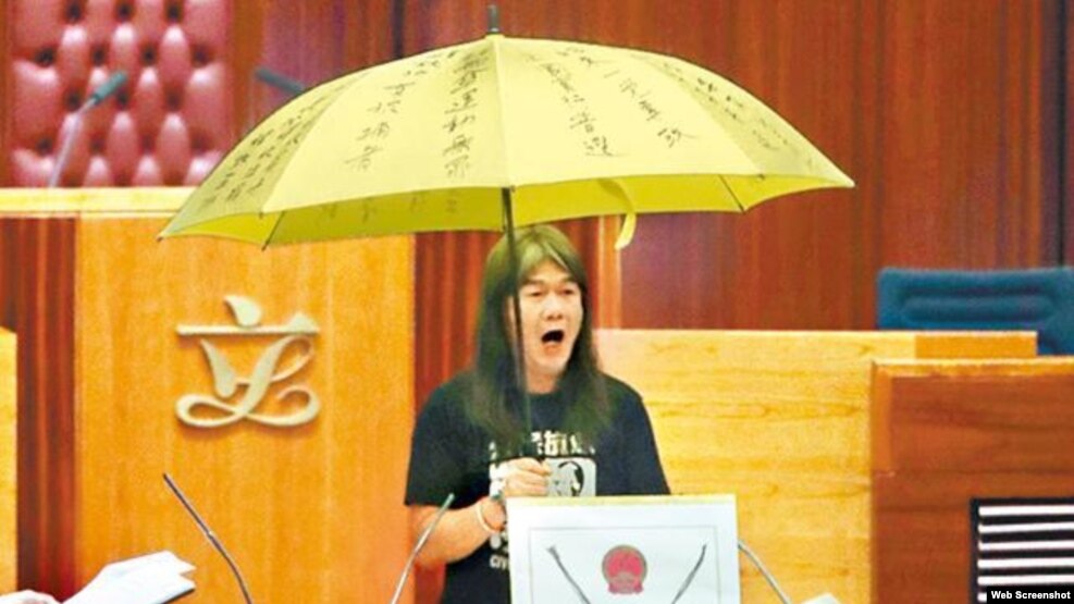 “长毛”梁国雄10月12日宣誓就任(苹果日报图片)