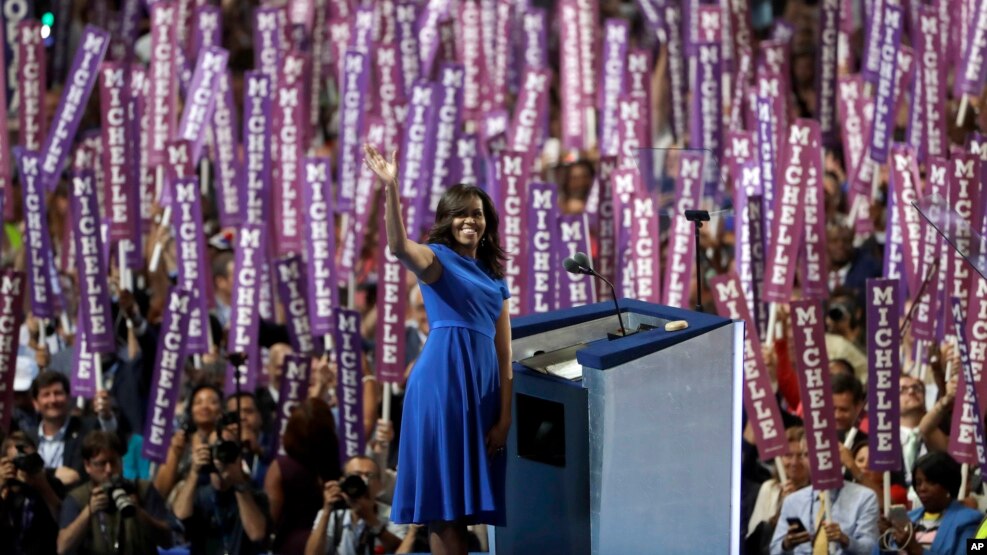 Đệ nhất Phu nhân Hoa Kỳ Michelle Obama vẫy tay khi phát biểu trước các đại biểu trong ngày đầu tiên của Hội nghị Đảng Dân chủ ở Philadelphia, ngày 25 tháng 7 năm 2016.
