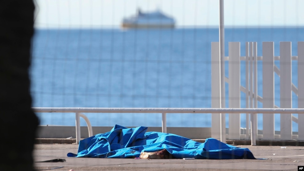 Cuerpos de víctimas cubiertos por mantas a la orilla del Mediterráneo, en Niza.