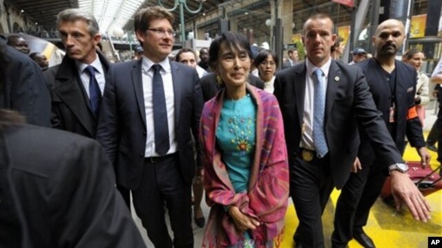 Burmese democracy icon Aung San Suu Kyi arrives at Gare du Nord train station, Paris, June 26, 2012.