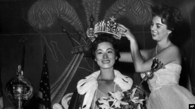 Miss Universo 1958, Luz Marina Zuluaga, corona a su sucesora la japonesa Akiko Kojima Miss Universo 1959, en esta imagen de julio 25 de 1959, en Long Beach, California.