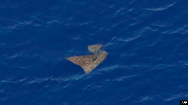 Một vật thể trôi trên biển được máy bay tìm kiếm của Không quân Australia chụp hình lại, ngày 29 tháng 3, 2014. Chưa thể xác nhận được liệu những vật được phát hiện này có phải là mảnh vỡ máy bay mất tích hay không.