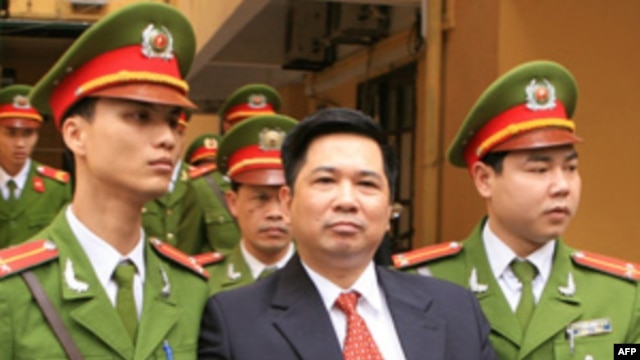 Tiến sĩ Cù Huy Hà Vũ bị tuyên án 7 năm tù vì bị cáo buộc âm mưu lật đổ chính phủ Việt Nam