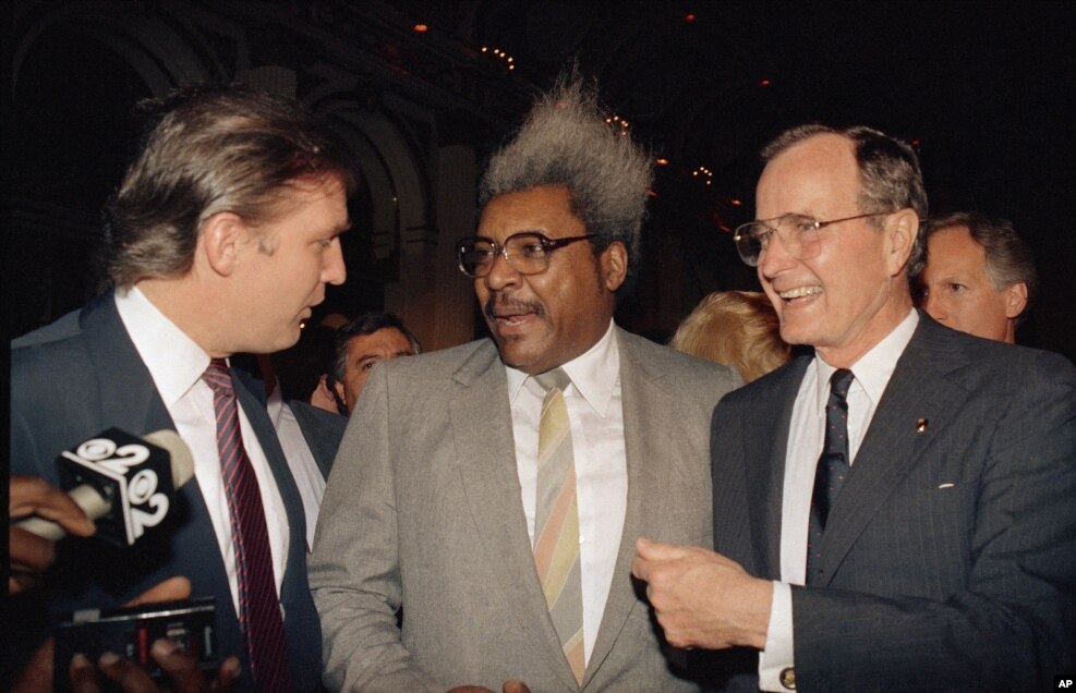 1988年4月12日，川普和布什副总统（右侧）交谈。他为老布什筹款竞选总统