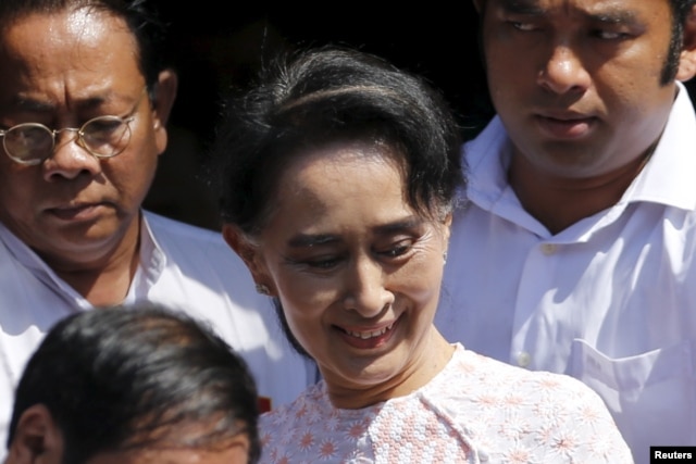 Myanmar's National League for Democracy party leader Aung San Suu Kyi leaves party headquarters after addressing supporters about the general elections in Yangon, Nov. 9, 2015. Her supporters on Monday were confident the party had won a landslide victory.