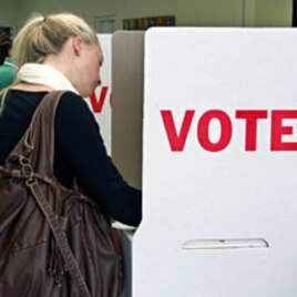 Sarah Amis votes in Oklahoma City to choose choice between two women running for governor (File)