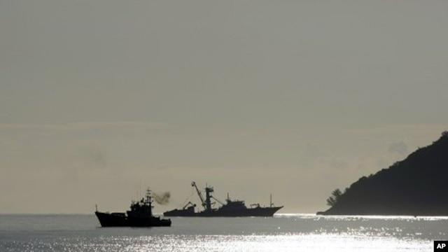 The Spanish fishing boat Alakrana (R) approaches port Victoria, on the Seychelles island of Mahe. (File Photo)