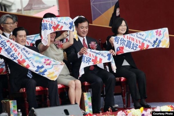 台湾的中华民国国庆庆典上，蔡英文总统，立法院长苏嘉全和前总统马英九（2016年10月10日，美国之音易林拍摄）