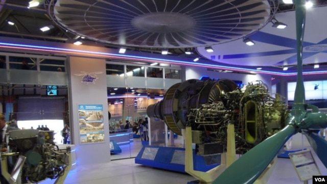 乌克兰西奇航空发动机公司在今年8月莫斯科航展上展出的产品。(美国之音白桦拍摄)
