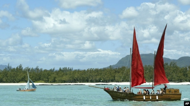 Replika kapal bajak laut 'Flor de la Mar' digunakan untuk membawa turis mengelilingi pulau Mauritius (Foto: dok). Sekitar 50 negara kepulauan kecil berkumpul di pulau ini untuk berdiskusi terkait maslaah perubahan iklim.
