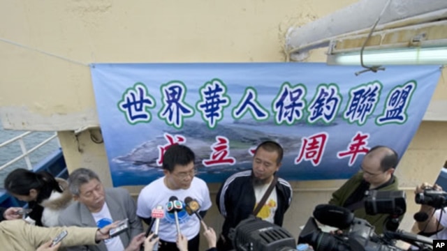 Huang Hsi-lin (C-white shirt), the chairman of an activist organization that asserts Chinese sovereignty over a group of uninhabited islets, known as Senkaku in Japan and Daioyutai in China, takes questions from the media, January 3, 2012.