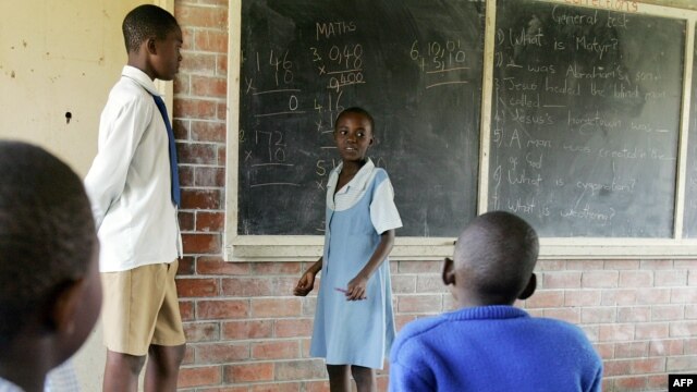 Pupils are taught by a senior student at a primary school in Budiriro Township, in Harare on February 11, 2009 (file photo).