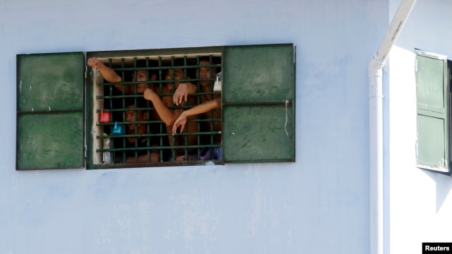 Tù nhân sau song sắt một nhà tù ở ngoại ô Hà Nội.