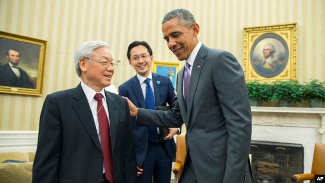 Tổng thống Mỹ Barack Obama tiếp Tổng bí thư đảng CSVN Nguyễn Phú Trọng tại phòng Bầu dục Tòa Bạch Ốc, ngày 7/7/2015.