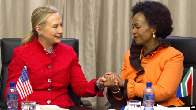 La secretaria de Estado Hillary Clinton conversa con la ministra de Relaciones Exteriores Maite Nkoana-Mashabane en Pretoria.