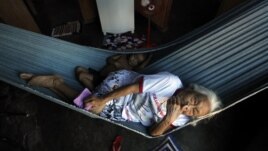 Una anciana descansa junto a su nieto en una hamaca en el pueblo de Pimentel, en el estado brasileño de Itaituba.
