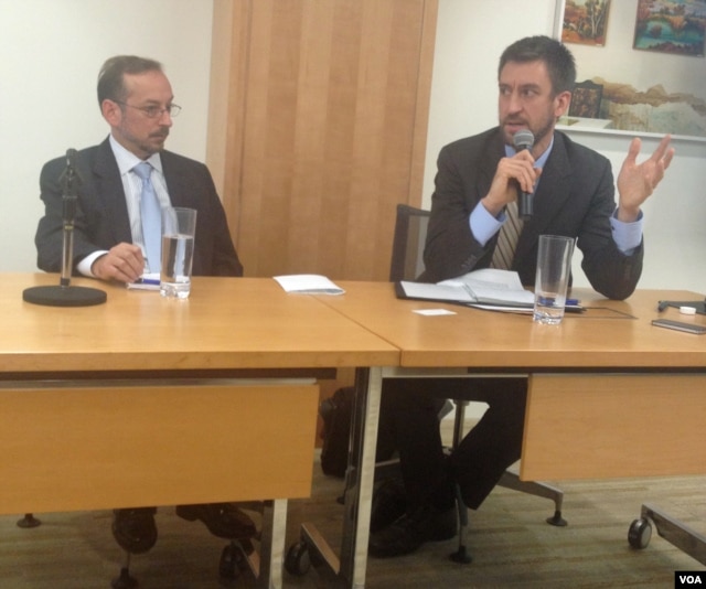 Joshua Kuchera (Kucera) va Jeff Goldstein (chapdan) Ochiq Jamiyat Institutida o'tgan davra suhbatida, Vashington, 16-oktabr, 2012