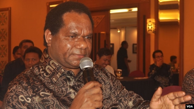 Menteri Negara Lingkungan Hidup Balthasar Kambuaya. (VOA/Nurhadi Sucahyo)