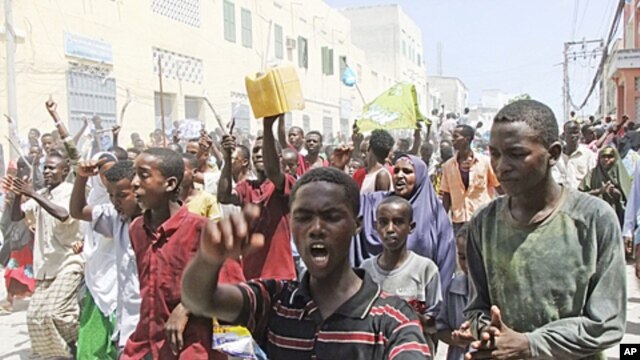 Somali protesters march  in Mogadishu, Somalia,where protesters took to the streets for the second day in support of current Prime Minister Mohamed Abdullahi Mohamed, June 10, 2011 (file photo).