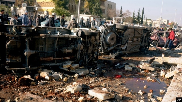 La fuerte explosión provocó la muerte de por lo menos 53 personas en su mayoría civiles que se suman a la lista de 70.000 personas que han fallecido desde que se inició el conflicto.