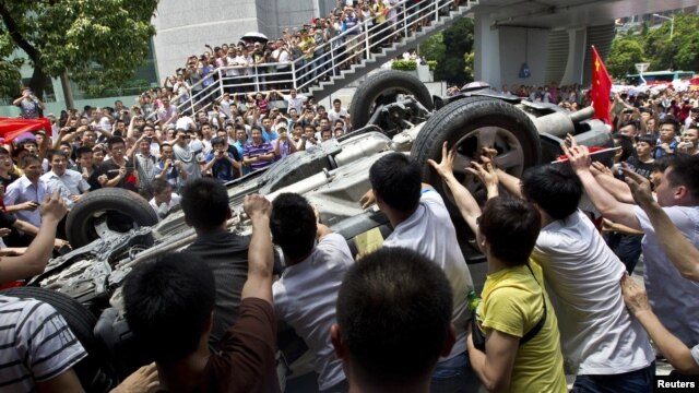 En Shenzhen, los manifestantes chinos volcaron un auto de marca japonesa.