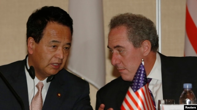 Đại diện Thương mại Hoa Kỳ Michael Froman và Bộ trưởng Kinh tế Nhật Bản Akira Amari.