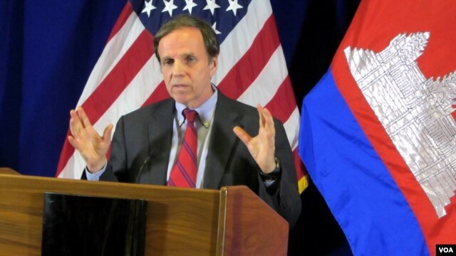 Michael Posner, U.S. Assistant Secretary of State in charge of human rights, democracy and labor talks during his visit in Phnom Penh, Cambodia, Tuesday, February 19, 2013. (Heng Reaksmey)
