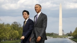 Tổng thống Mỹ Barack Obama và Thủ tướng Nhật Shinzo Abe đến thăm Đài tưởng niệm Lincoln ở Washington, phía sau là Đài tưởng niệm Washington, ngày 27/4/2015.