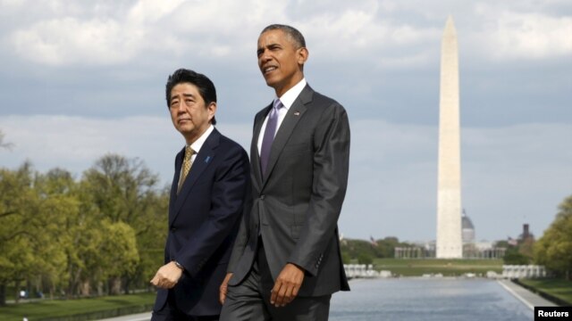 Tổng thống Mỹ Barack Obama và Thủ tướng Nhật Bản Shinzo Abe thăm Đài tưởng niệm Lincoln ở Thủ đô Washington hồi tháng 4 năm 2015.