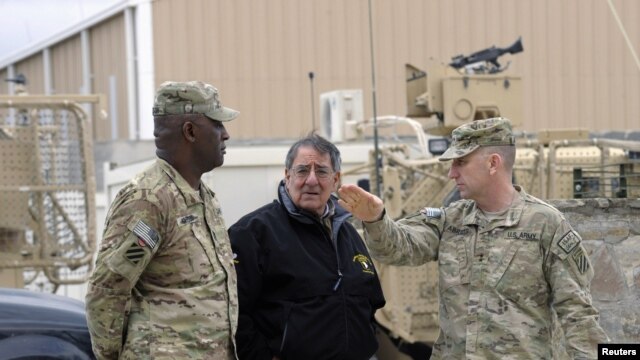 Bộ trưởng Quốc phòng Mỹ Leon Panetta trong chuyến thăm Căn cứ không quân Kandahar, ngày 13/12/2012.