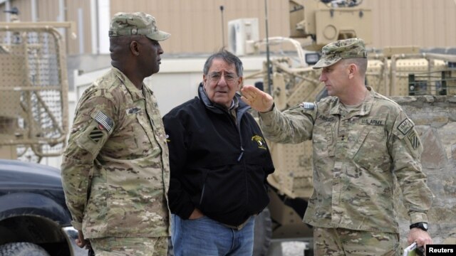 AQSh Mudofaa vaziri Leon Panetta Qandahorda Amerika harbiylari bilan uchrashmoqda, Afg'oniston, 13-dekabr, 2012-yil.
