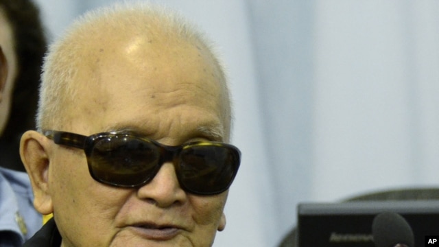 Nuon Chea, nhân vật số 2 của Khmer Đỏ, đã được đưa vào bệnh viện hôm 13 tháng 1 sau khi ngã quỵ tại địa điểm giam giữ của tòa án.