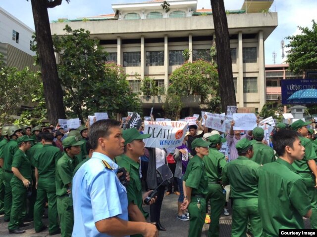 Lực lượng công an được huy động để đối phó với người biểu tình ở Sài Gòn, ngày 8/5/2016.