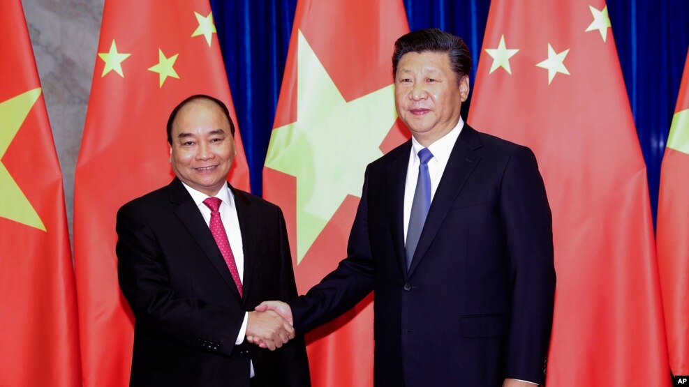 Chủ tịch Trung Quốc Tập Cận Bình và Thủ tướng Việt Nam Nguyễn Xuân Phúc tại Đại lễ đường Nhân dân ở Bắc Kinh, ngày 13/9/2016. (Ảnh tư liệu)